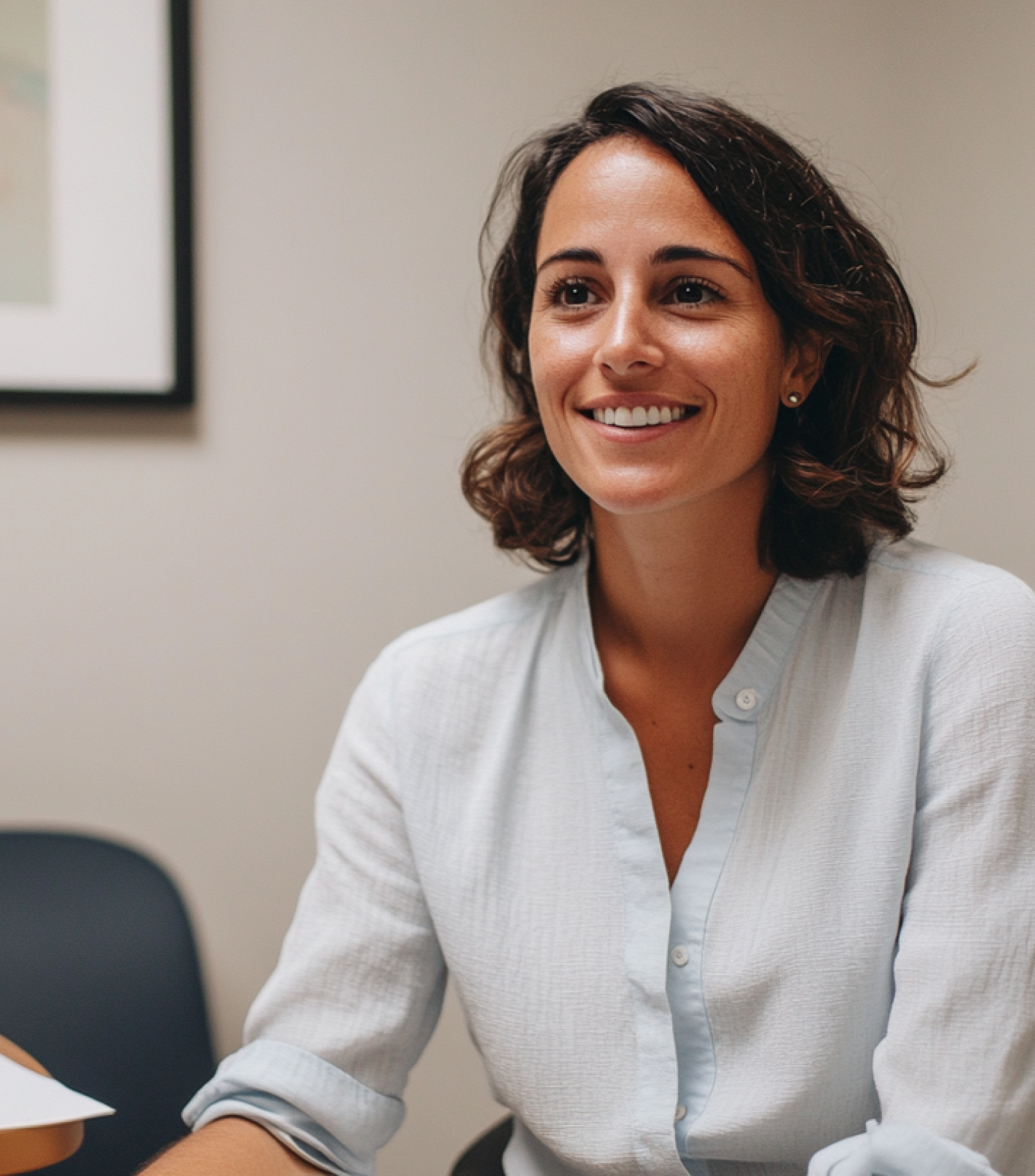 mujer mirando a la derecha